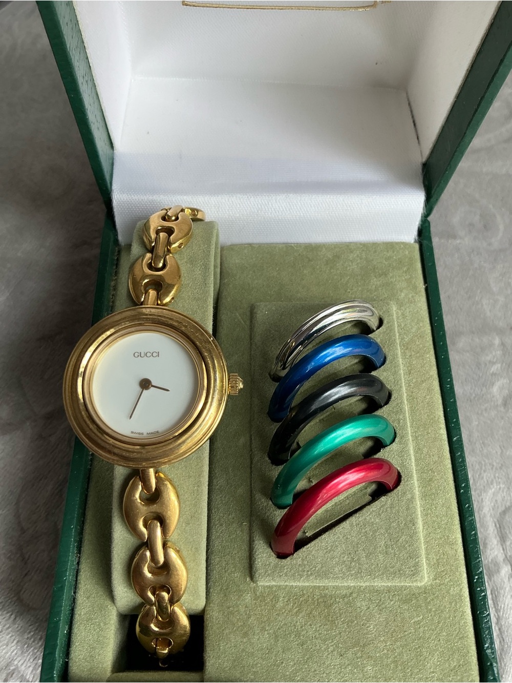 Gucci Women’s Gold Bracelet Watch with Interchangeable Colored Bezels❤️💙💛🖤💚